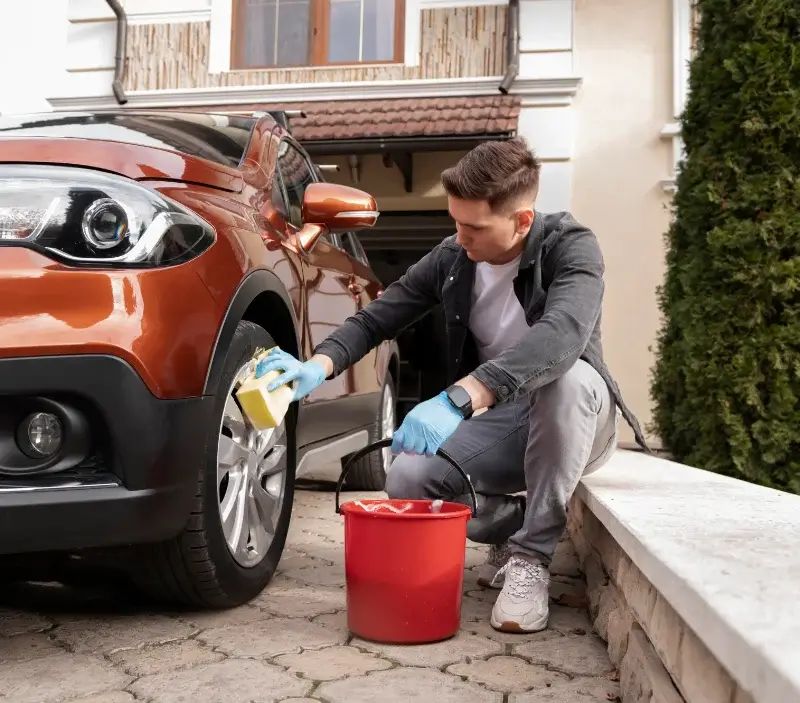 Lavage auto à domicile Saint-Saturnin-du-Limet : professionnel intervenant sur un véhicule